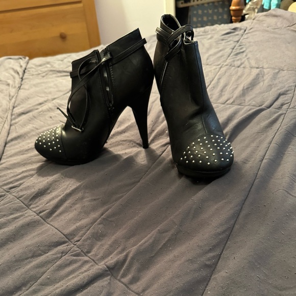 Black Ankle Boots w/ silver bling - Picture 1 of 2